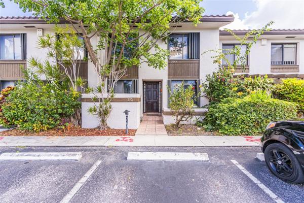 Lakeview Townhomes, 2701 NE 165th St #2701, North Miami Beach, Florida 33160, image 1