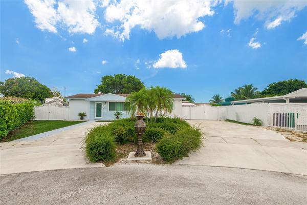 Pinewood Manor, 27833 SW 129th Pl, Three Lakes, Florida 33032, image 2