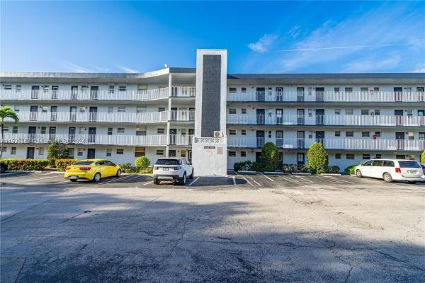 Royal Oaks, 447 NE 195th St #109, Ives Estates, Florida 33179, image 1