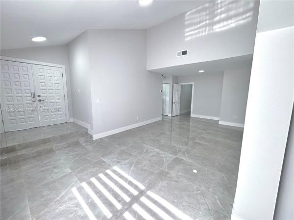 Les Chalets, 10011 SW 7th St, Fountainebleau, Florida 33174, image 3
