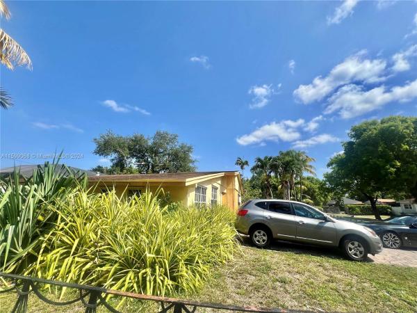 Highland Manor, 17600 NE 2nd Ct, North Miami Beach, Florida 33162, image 3