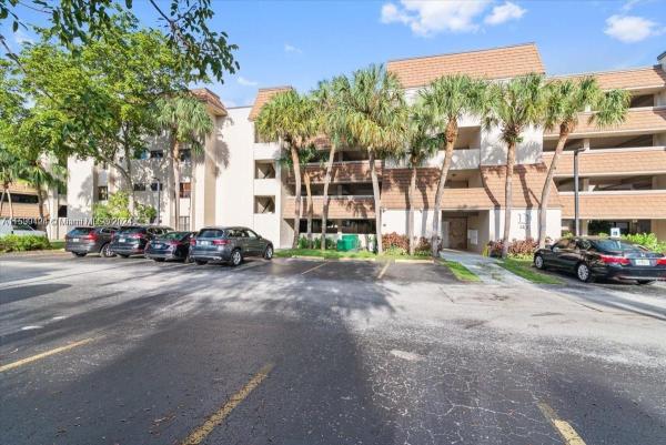 Summertree Village, 461 Ives Dairy Rd #202-2, Ives Estates, Florida 33179, image 2