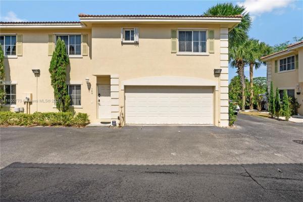 Deerfield Court Townhomes, 190 SE 2nd St, Deerfield Beach, Florida 33441, image 1
