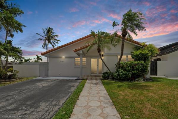 Lisboa Homes, 13404 SW 28th St, Tamiami, Florida 33175, image 3