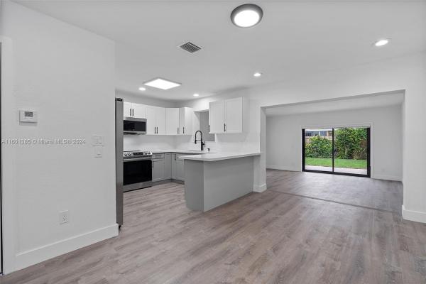 Tamiami Twin Villas, 2421 SW 108th Ct, University Park, Florida 33165, image 3