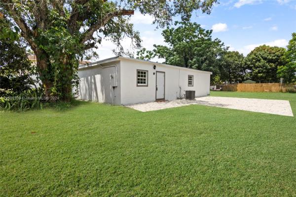 Westwood Manor, 2203 S 33rd St, Fort Pierce, Florida 34947, image 1