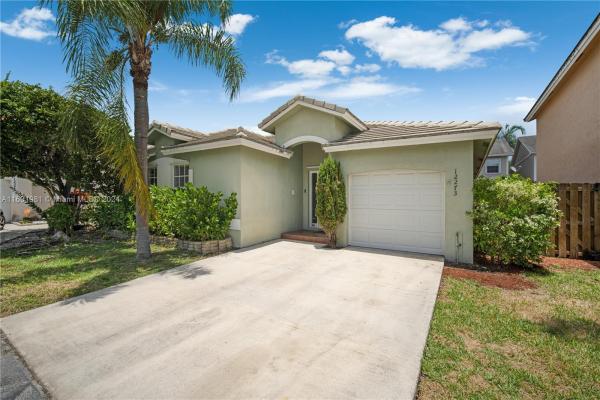 Courtyards At Deerwood, 12273 SW 145th St, Three Lakes, Florida 33186, image 2