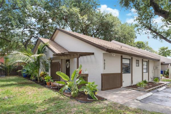 East Lakes Townhomes, 9630 NW 15th Ct, Pembroke Pines, Florida 33024, image 2