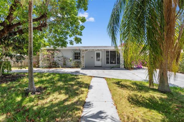 Westwood Lakes Residential, 5050 SW 113th Ct, Westwood Lakes, Florida 33165, image 2