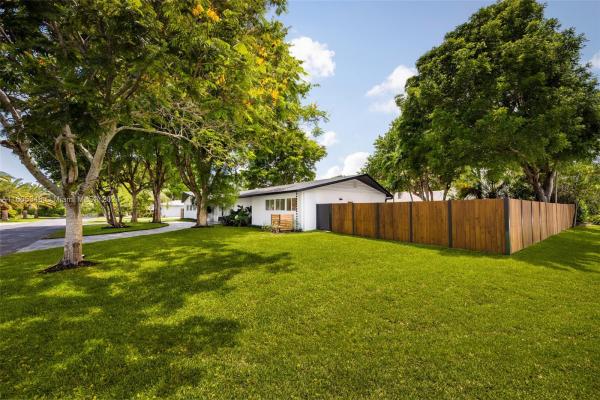 Patricia Manor, 9800 SW 70th Ave, Pinecrest, Florida 33156, image 2