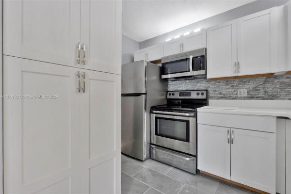 Pine Ridge North 3, 728 Sunny Pine Way #E2, Greenacres, Florida 33415, image 3