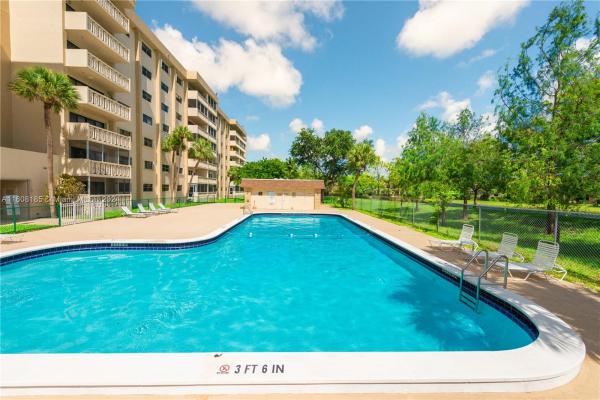 Canongate, 800 NE 195th St #206, Ives Estates, Florida 33179, image 1