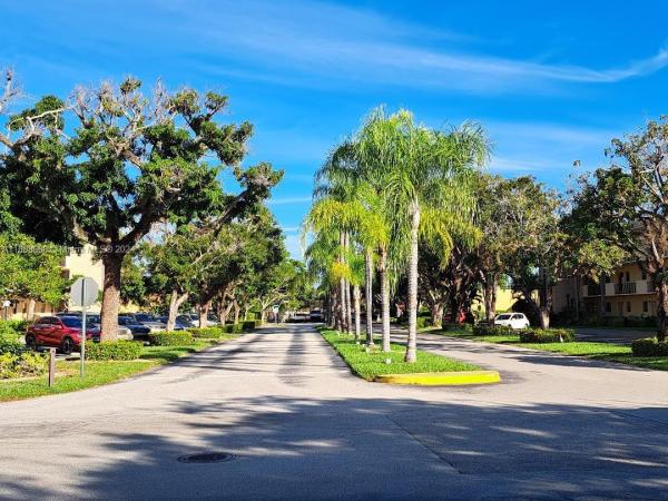 Cambridge House Of Carriage Hills, 301 Cambridge Rd #303, Hollywood, Florida 33024, image 2