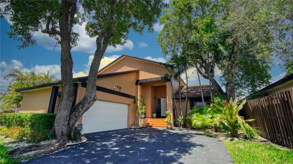 Patio Homes At Lakes Of The Meadow, 4319 SW 147th Pl, Kendall West, Florida 33185, image 1
