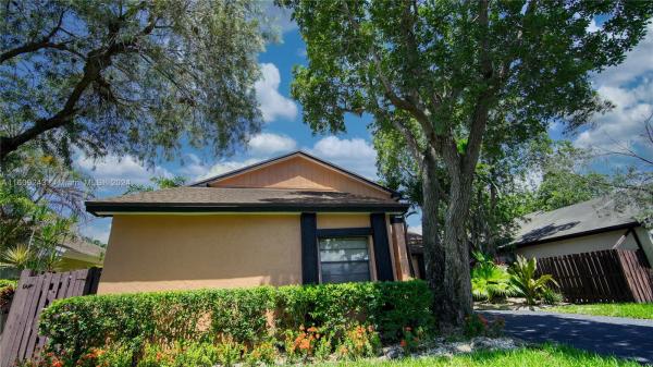 Patio Homes At Lakes Of The Meadow, 4319 SW 147th Pl, Kendall West, Florida 33185, image 2