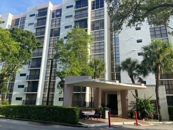 Plaza Of The Americas, 17021 N Bay Rd #118, Sunny Isles Beach, Florida 33160, image 1