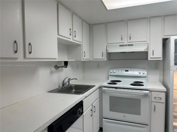 Coral Towers, 2075 SW 122nd Ave #423, Tamiami, Florida 33175, image 1