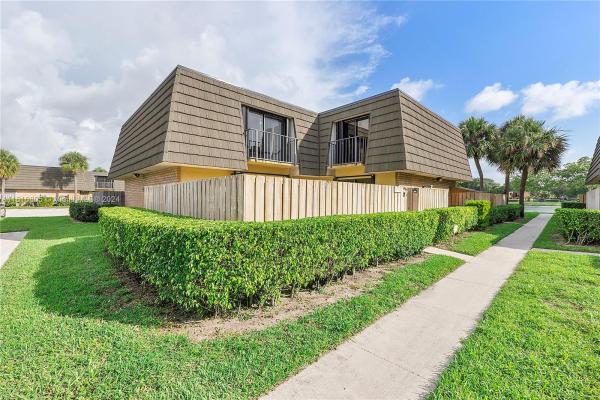 Village Of Sandalwood Lakes, 1020 10th Way, West Palm Beach, Florida 33407, image 3