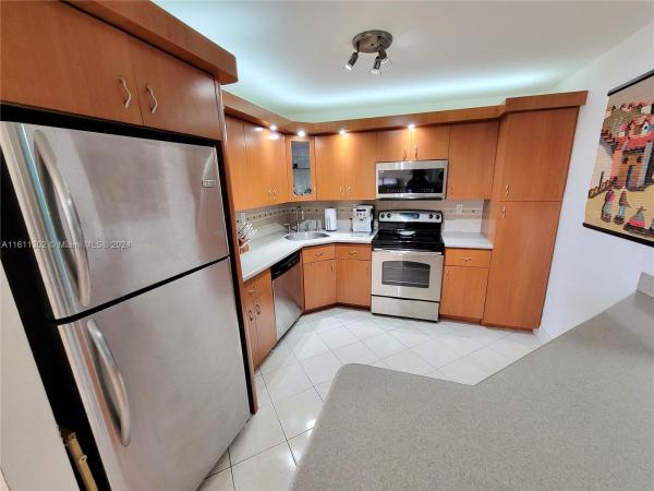 Commodore Plaza Tower, 2750 NE 183rd St #1606, Aventura, Florida 33160, image 3