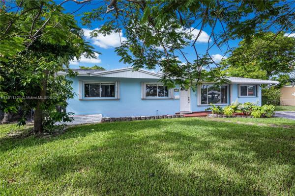Heftler Homes, 10360 SW 44th St, Westwood Lakes, Florida 33165, image 2