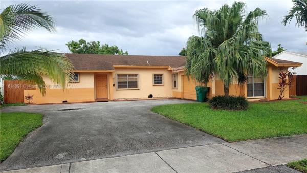 Country Lake Manors, 20121 NW 58th Ave, Hialeah, Florida 33015, image 3