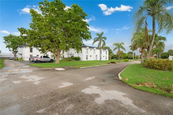 Sunset Palms West, 7225 SW 94th Pl #I8, Sunset, Florida 33173, image 2