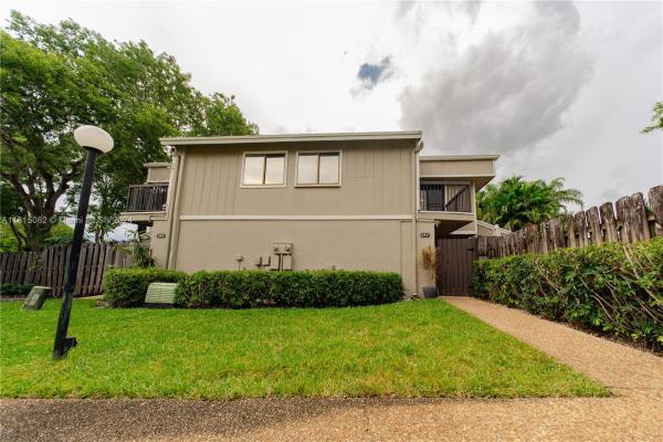 Lago West, 642 Commodore Dr, Plantation, Florida 33325, image 2