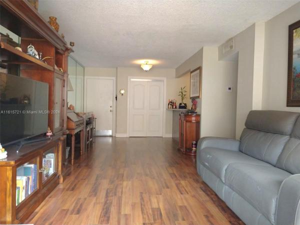 Pineside, 8893 Fontainebleau Blvd #404, Fountainebleau, Florida 33172, image 1