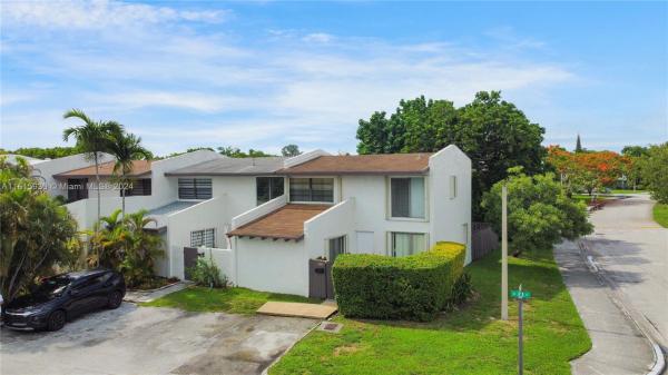 Snapper Creek Townhouses, 11331 SW 71st St, Kendall, Florida 33173, image 1