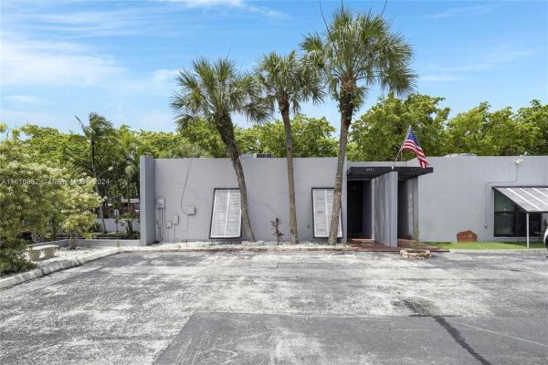 Windmill Gate, 16411 Fox Den Ct, Miami Lakes, Florida 33014, image 2