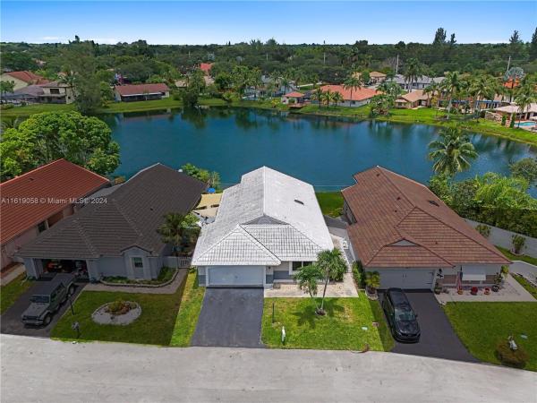 Waterford Patio Homes, 15007 Brighton Ln, Davie, Florida 33331, image 2