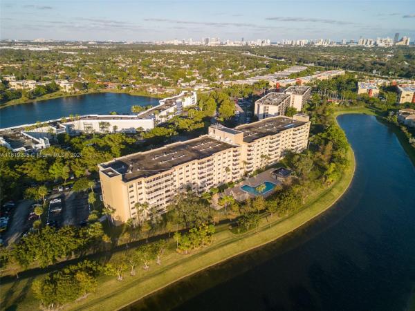 Canongate, 800 NE 195th St #107, Ives Estates, Florida 33179, image 1