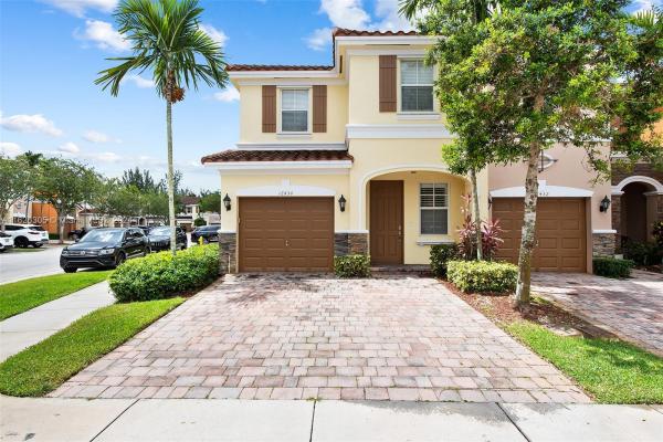 Emerald Creek Townhomes, 12430 Emerald Creek Mnr, Plantation, Florida 33325, image 1