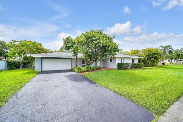 Palmetto Country Club Estates, 15625 Palmetto Lake Dr, Palmetto Estates, Florida 33157, image 2