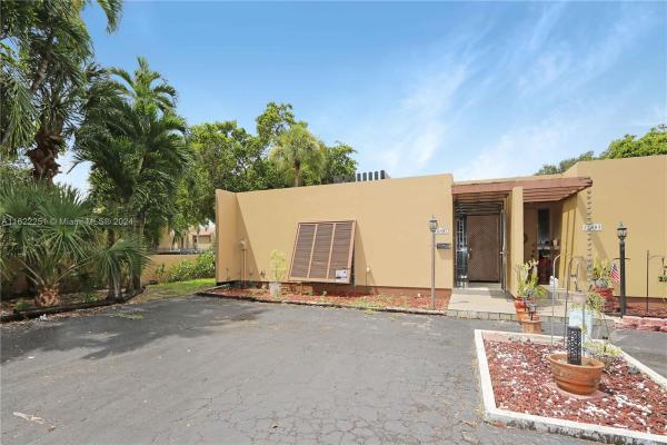 Loch Lomond East, 15807 Kingsmoor Way, Miami Lakes, Florida 33014, image 1