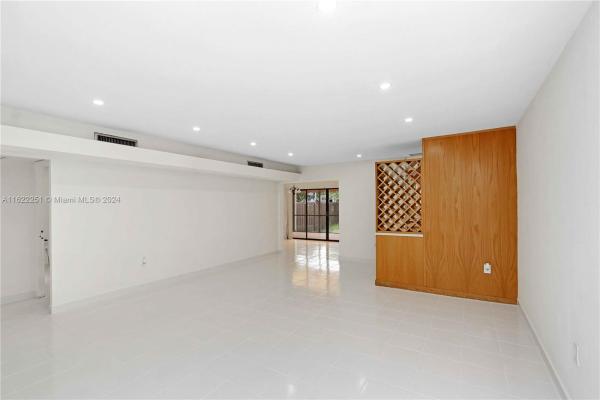 Loch Lomond East, 15807 Kingsmoor Way, Miami Lakes, Florida 33014, image 3