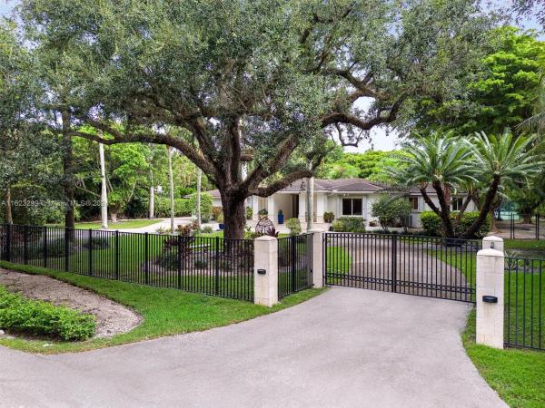 North Pinecrest, 6505 SW 92nd St, Pinecrest, Florida 33156, image 1
