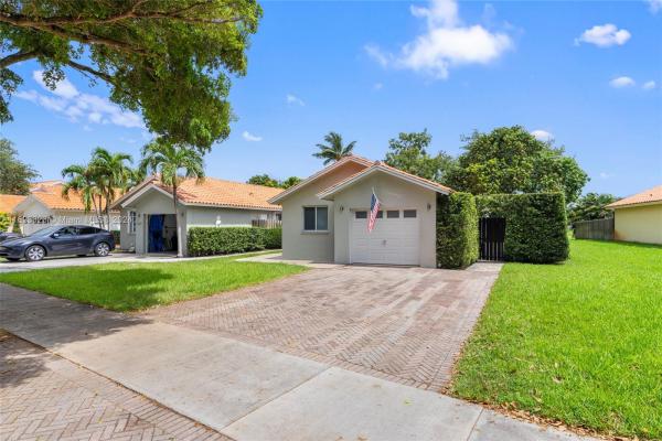 Royal Singapore Lake, 7325 Coldstream Dr, Hialeah, Florida 33015, image 3