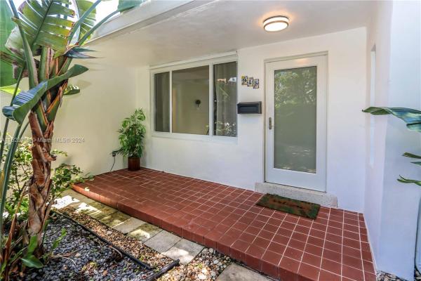 Sunny Acres, 915 S 13th Ave, Hollywood, Florida 33019, image 1