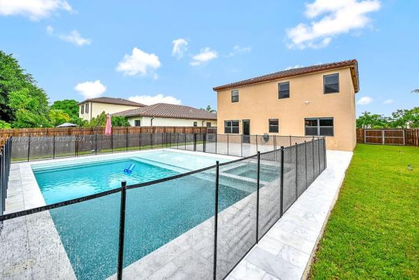Kingman Commons, 2382 SE 3rd St, Homestead, Florida 33033, image 2