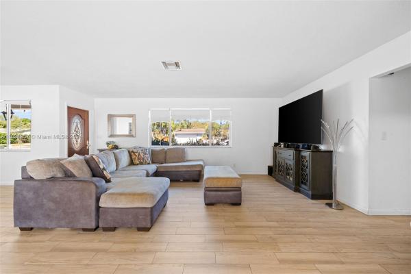 Plantation Manors, 541 Ridgewood Ln, Plantation, Florida 33317, image 2