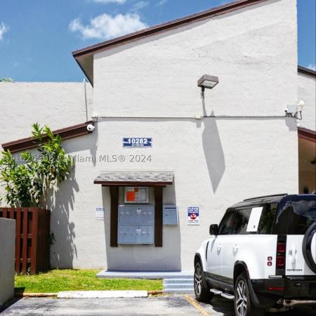 Indian Lake Village, 10282 NW 9th St Cir #201, Fountainebleau, Florida 33172, image 1