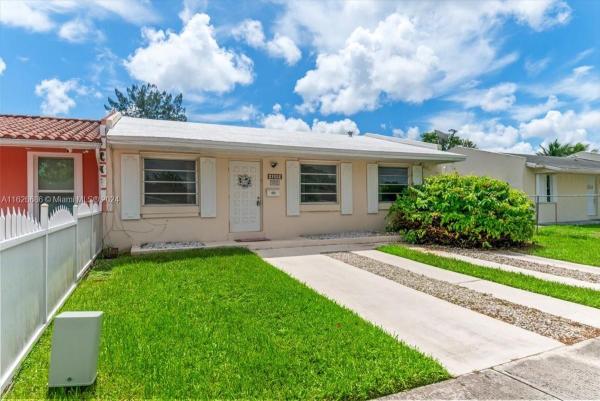 Royale Green, 4609 SW 129th Ave, Kendale Lakes, Florida 33175, image 3