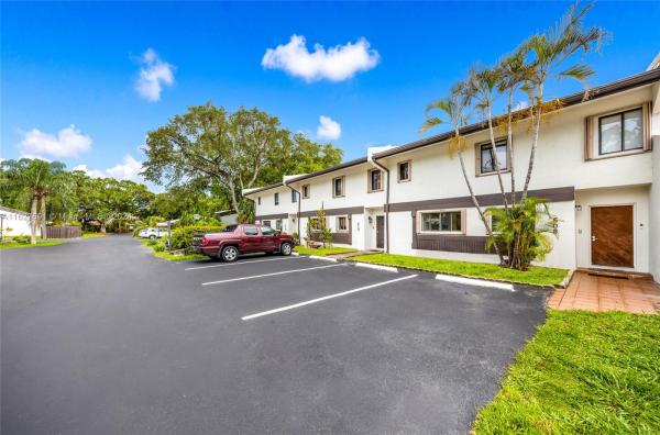 Sandpiper At The California Club, 508 NE 199th Ter #3J, Ives Estates, Florida 33179, image 1
