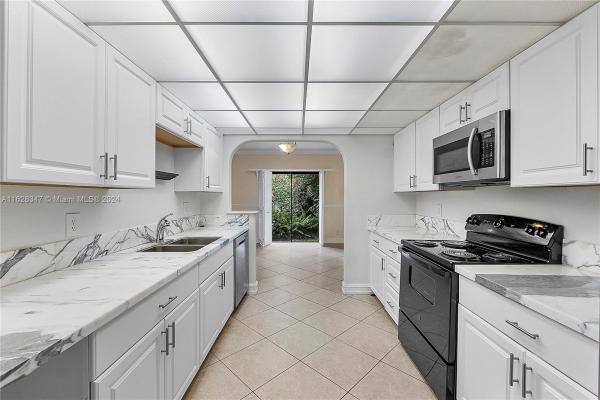 University Village East, 2738 S University Dr #15B, Davie, Florida 33328, image 1