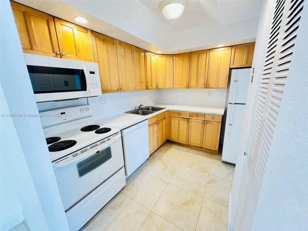Clear Lake Palms, 405 Executive Center Dr #204, West Palm Beach, Florida 33401, image 1