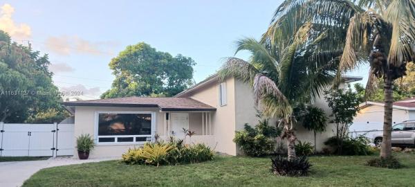 Mansionette Homes, 1325 NE 202nd St, Ives Estates, Florida 33179, image 3