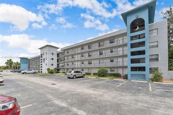 La Luna, 2775 W 52nd St #402, Hialeah, Florida 33016, image 1