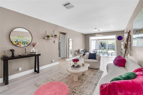 R & J Manor, 1040 NE 149th St, North Miami, Florida 33161, image 1