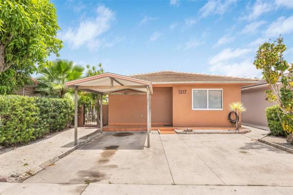Twin Rose, 1317 W 42nd Pl, Hialeah, Florida 33012, image 2